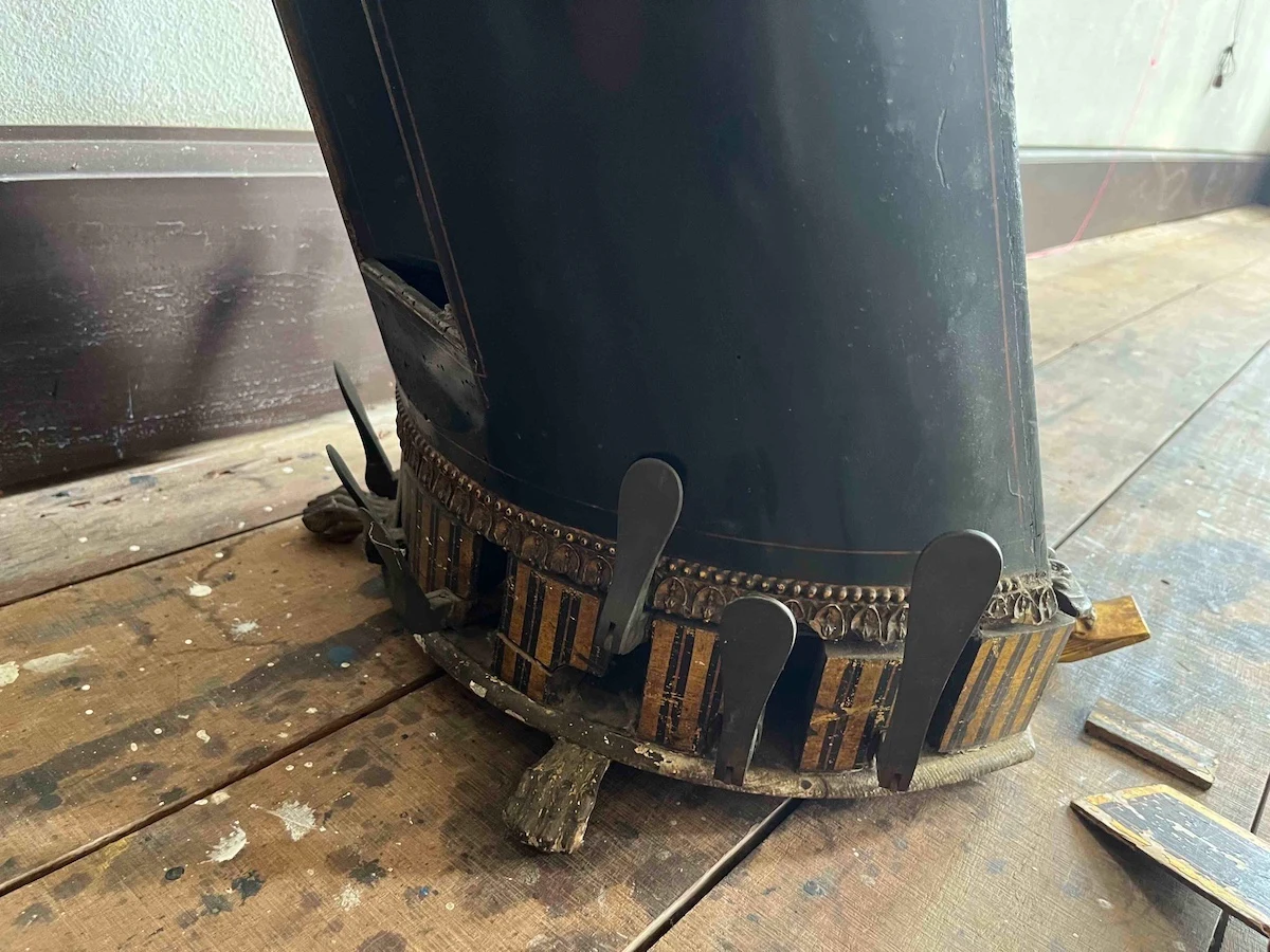 Close view of the harp’s base and seven-pedal mechanism.